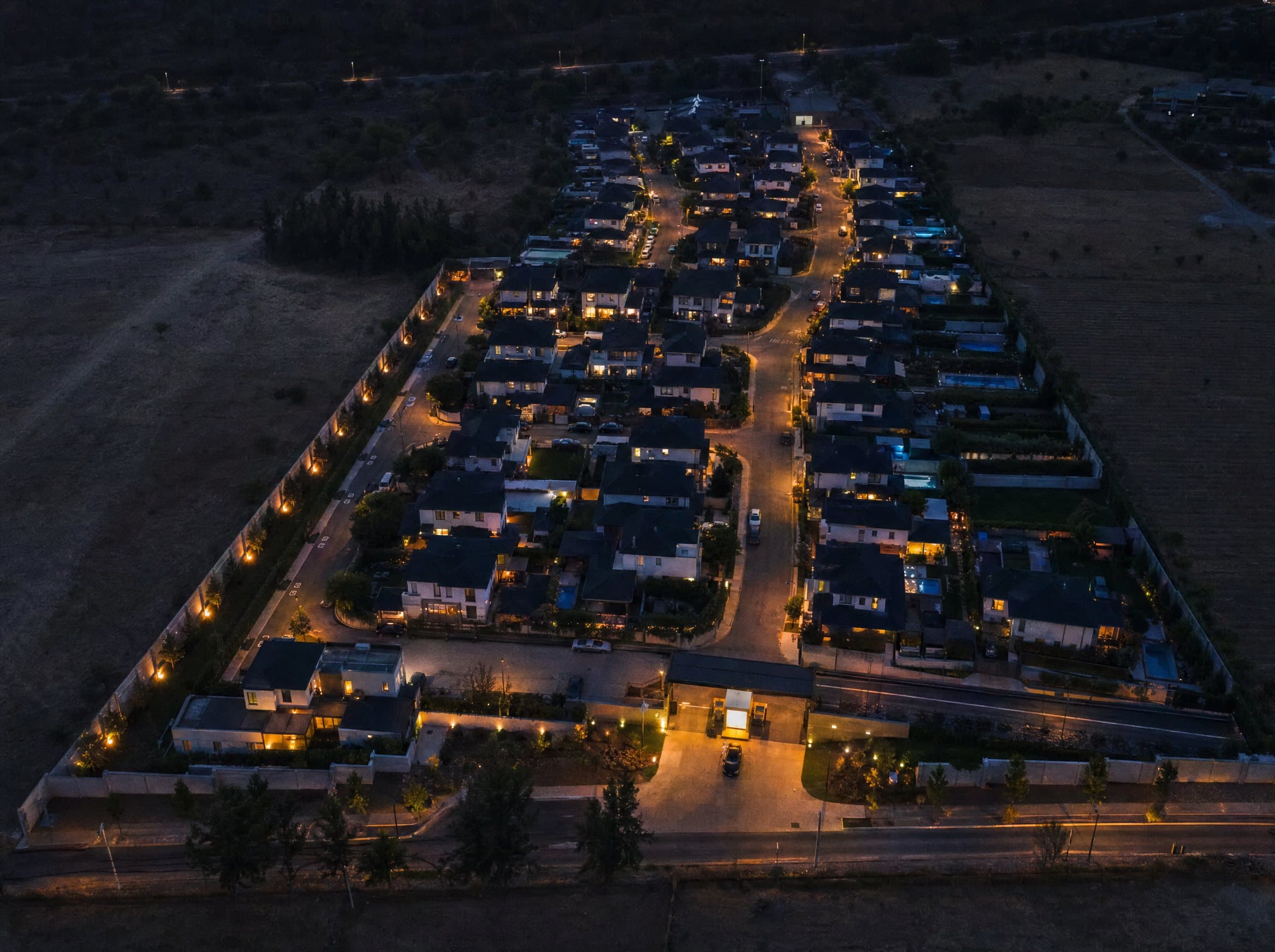 Vista aérea de un condominio en la periferia de Santiago