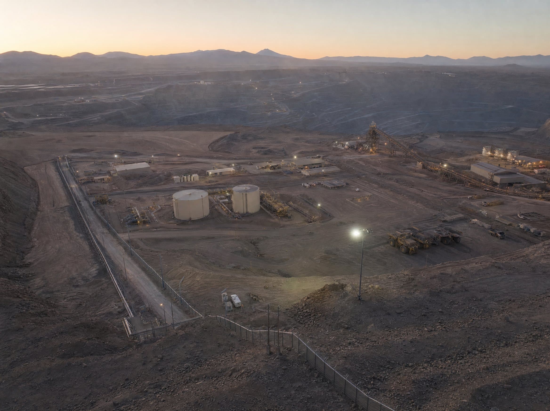 Vista aérea del perímetro de una faena minera en el norte de Chile