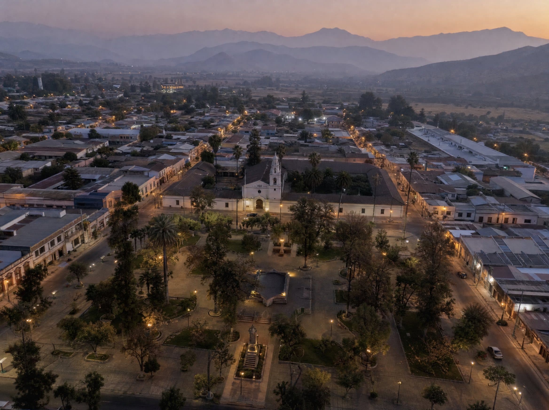 Vista aérea de una plaza municipal chilena al atardecer